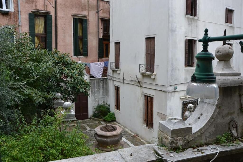Quiet And Comfort In The Heart Of Venedig